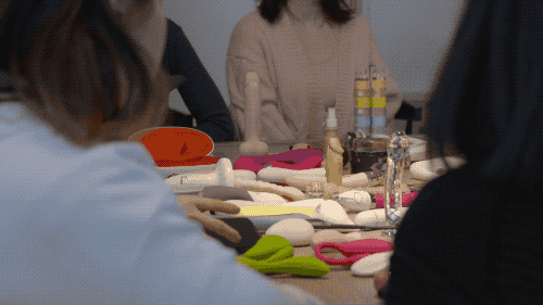 她是一个情趣玩具测评师，亲自试用了1000种产品25