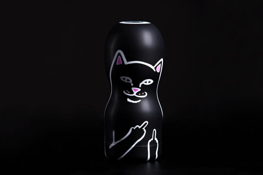 「最潮的飞机杯」问世! RIPNDIP 中指猫爬上你的 TENGA? 「最潮的飞机杯」问世! RIPNDIP 中指猫爬上你的 TENGA?