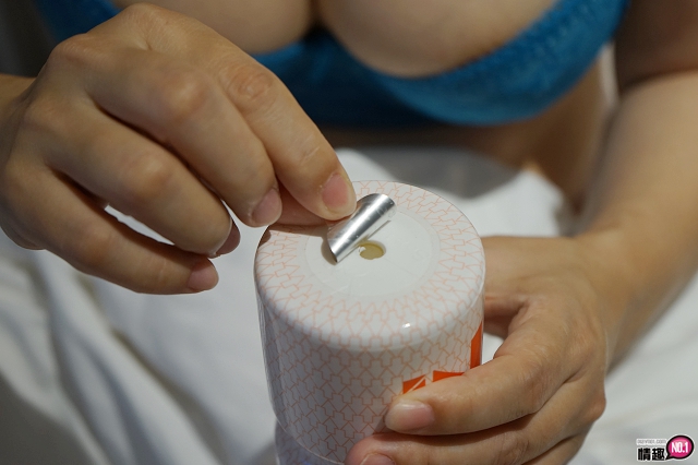 台湾SexTasty好硬杯-刺激提升-太好玩了!用飞机杯把兔子先生KO;;2